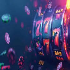 Layar permainan Galactic Gems pada aplikasi mobile ratumacau menampilkan gulungan slot dan kontrol putar